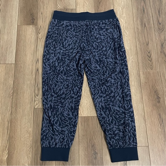 Athleta Trekkie North Printed Crop‎ 23” Jogger - Picture 6 of 10